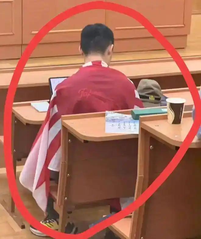 莫大留学生身披旭日旗，法律红线不能心存侥幸
   10月14日莫斯科国立大学课堂上，南京籍历史系留学生陈宇昕身披旭日旗、摆放日军军帽，劝阻时还用日语辱骂同胞，消息一出全网震怒。
 从法律上看，事发在俄罗斯境内，受当地法律与校规约束。俄罗斯作为二战战胜国，严禁宣扬军国主义符号，该行为有可能违反当地反极