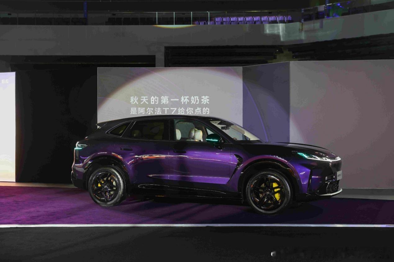 家里老车开了8年打算换掉，对比好几款车，专门来看极狐阿尔法T7。内饰给我印象很深，零醛零苯座舱，闻着没有刺鼻味道，家里有小孩这点特别看重。底盘麦格纳调校，坐着感受很稳，走烂路不会颠，家里老人坐后排都说舒服。大屏操作顺手，车机流畅，华为乾崑智驾听着就靠谱，辅助驾驶功能齐全。宁德时代电 ​