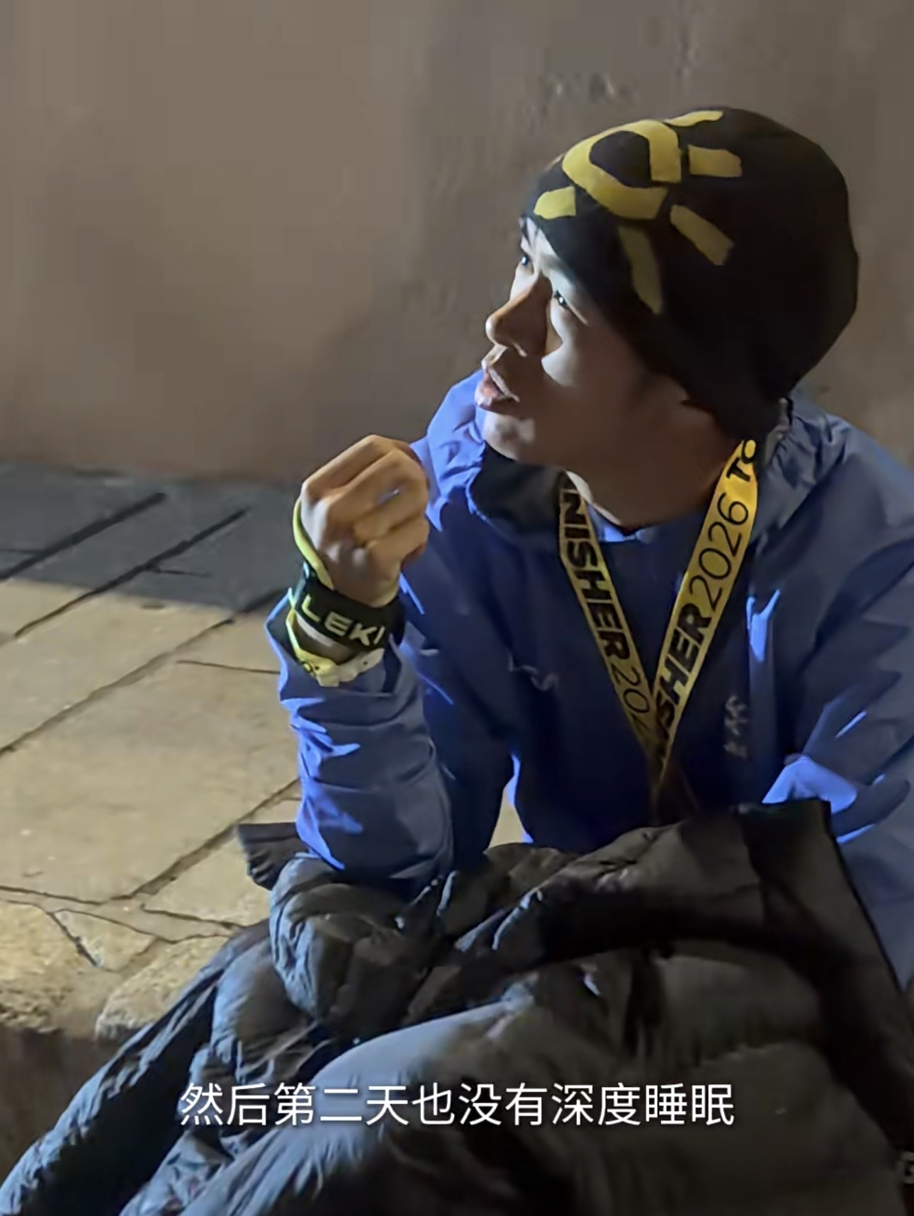 赵家驹说过一句话：“我没有别的路可选。跑步不需要花钱请教练，不需要复杂的条件，是性价比最高的投入，也是我离冠军最近的渠道。”
这话听着热血，但你细想，其实挺心酸的。一个人选择跑步，不是因为热爱那么简单，是因为他发现自己除了这双腿、这股狠劲，什么都没有。
这就是我觉得赵家驹跟别的冠军不一样的地方。
别