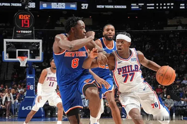 NBA 季前赛，卫冕冠军纽约尼克斯97：120不敌76人，准确的说是算76人二队。

当然，这只是季前赛，热身而已，尼克斯开局摆出了首发阵容，而76人 恩比德，马克西，老詹都没有出战，布朗，埃奇库姆带队！

作为上赛季冠军，夏季过后人员变动不大，首发阵容保持，但是尼克斯老问题还是替补阵容：能打，稳定