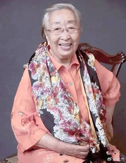 彭玉老师于7日安详离世，享年93岁。那个我心中国民奶奶的形象，就此落幕。接连送别一位位熟悉的前辈，才真切感受到，一个时代正在缓缓远去。
荧幕里的长辈，陪伴了我们整个青春。当年心怀憧憬的少年，不知不觉，也走到了中年。
旧时光随他们一同慢慢退场，万般感慨，唯有默哀。
#彭玉去世# ​