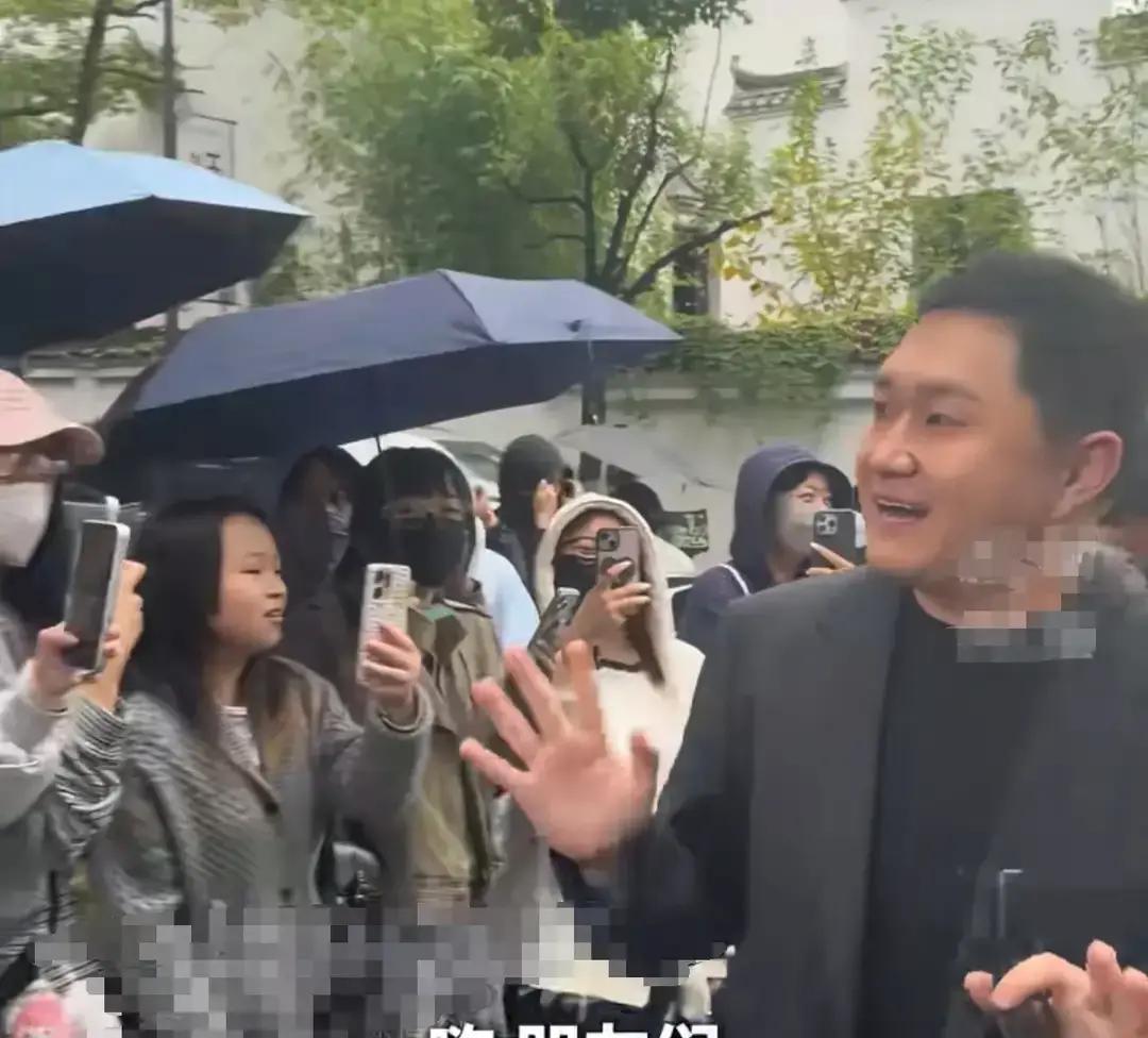 张百乔在横店影视节门口正笑着跟粉丝招手，下一秒就被执勤保安冷脸拦在门外。
“证件出示一下，没证不能进。”
保安大哥这一嗓子，直接把他整个人定在了原地，嘴角还没收回去的笑容瞬间僵住，脸色肉眼可见地沉了下来。
身后的助理见状，赶紧一路小跑着把工作证递上去，核对清楚了才给放行。
当着那么多镜头和围