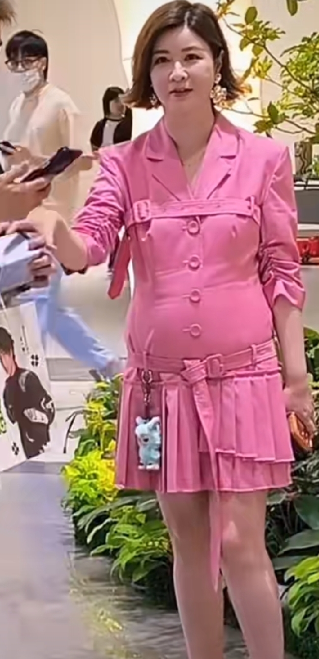 中年女人的大肚腩，就这么赤裸裸暴露了。
​杜华保养得不错，四五十岁了，四肢纤细，但是发福了就是发福了，年龄在这。