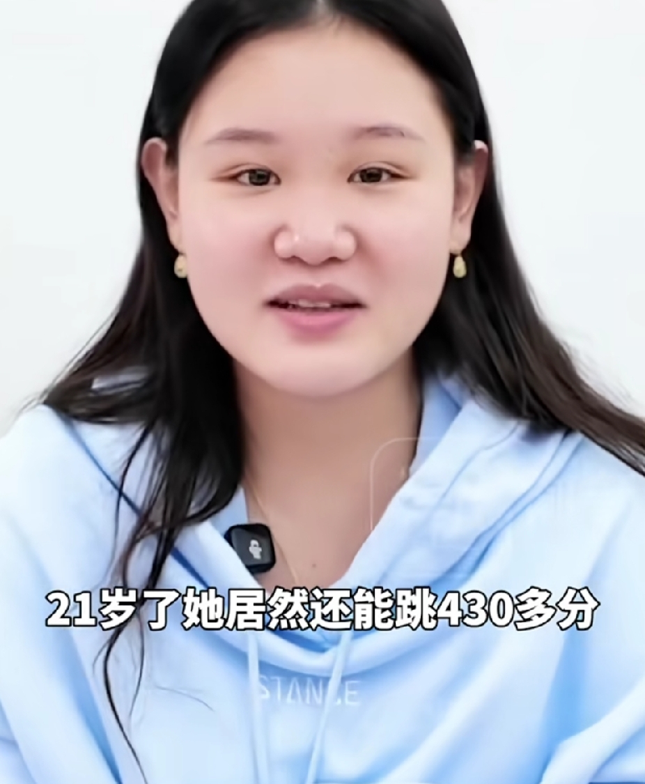 21岁陈芋汐打破“女子20岁后难夺金”魔咒，以432.65分强势夺冠，张家齐祝贺陈芋汐夺冠，并大赞陈芋汐是“天才中的天才，强的可怕，21岁了还能跳430多分，但不能否定别人的努力，陈芋汐也很努力”确实，不能因为一句天赋就完全否定别人的努力，如果不够自律，抗压能力不够，没有父母支持，陈芋汐肯定也达不到