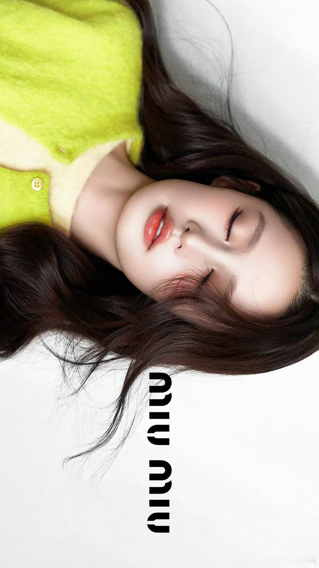 #李沁赵今麦李庚希miumiu出图#李沁姐姐的脸真的太高级了，简直了[期待]，与MiuMiu很适配[赞] ​