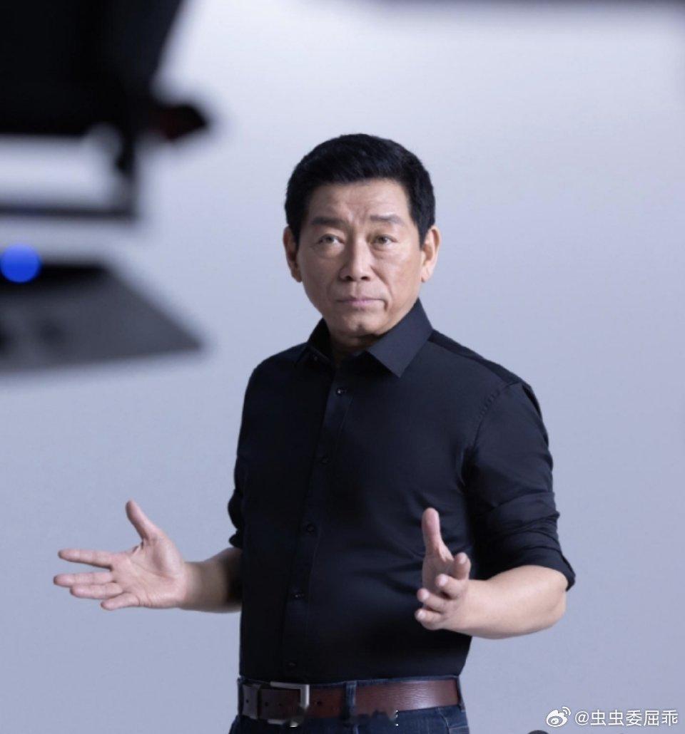 前几天刷到魏建军亲自参与客服、巡店的内容，第一反应不是“董事长怎么还管这些”，反而觉得这才是造车该有的状态。车主遇到的问题，只有真的听到、看到，后面改产品和服务才不会只停在会议室里。愿意接触一线，挺接地气，也让人对长城汽车多了一点信任。#魏建军##长城汽车#这种管理方式，至少让品牌和 ​