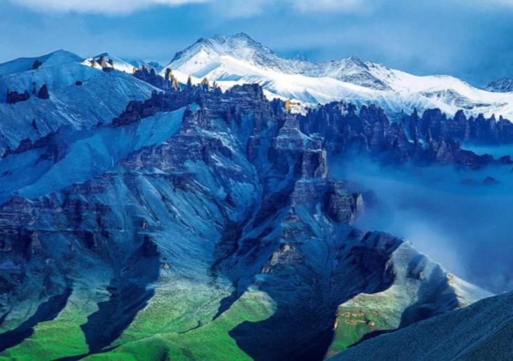 巨岩耸立，似塔如堡的高山之城