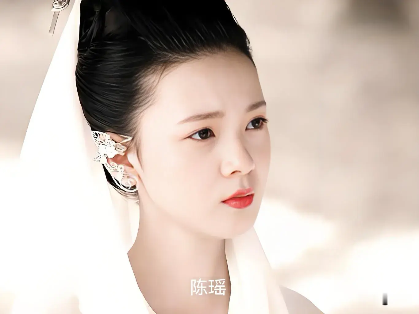 《青丘狐传说》十五位美人，谁美？
陈瑶的花月，金晨的翁长亭，古力娜扎的陶恒，张雪迎的翁红亭、江铠同的封飞月、乔欣的阿绣、小彩旗的婴宁、唐艺昕的钟晴、骆文博的女娲，陈延嘉的范倩茹，尤靖茹的莹儿，海玲的碧云郡主，王妍苏的兰姨，万妮恩的蓝小蝶，王祉萱的九王妃