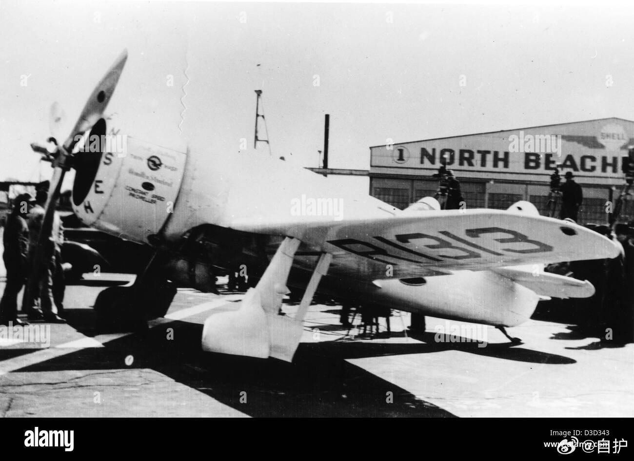航空创作计划航空历史上的今天每天认识一件兵器 1936年10月18日，美国霍克斯-米勒的HM-1赛机首飞。1936年，美国飞行家弗兰克·霍克斯，渴望拥有一架能够打破跨大陆飞行记录的顶尖赛机，于是联合了前格兰维尔兄弟公司（Gee Bee赛机制造商）的首席工程师豪威尔·米勒，共同发起并研发了霍克斯-米勒 HM-1竞速机，并将其命名为“时光飞逝”。当时该项目还获得了高路云表业的商业赞助。HM-1是为极致的速度与长距离续航而量身定制。该机全长约7.16米，翼展约9.45米，最大起飞重量达到1827公斤。为了在空中获得惊人的推重比，米勒为其选用了当时极为强悍的1150马力的普惠R-1830双黄蜂14缸星型气冷发动机。设计目标是超过563公里/小时的最高时速，以及足以支撑跨州飞行的燃油装载能力。HM-1为了将空气阻力降到最低，飞机的弧形风挡在飞行状态下可以完全收入机身线条内，使整机呈完美的流线雪茄型。此时飞行员的座椅会降入机身内部，只能通过两侧的侧窗观察外面。当在起飞、着陆或地面滑行需要视线时...