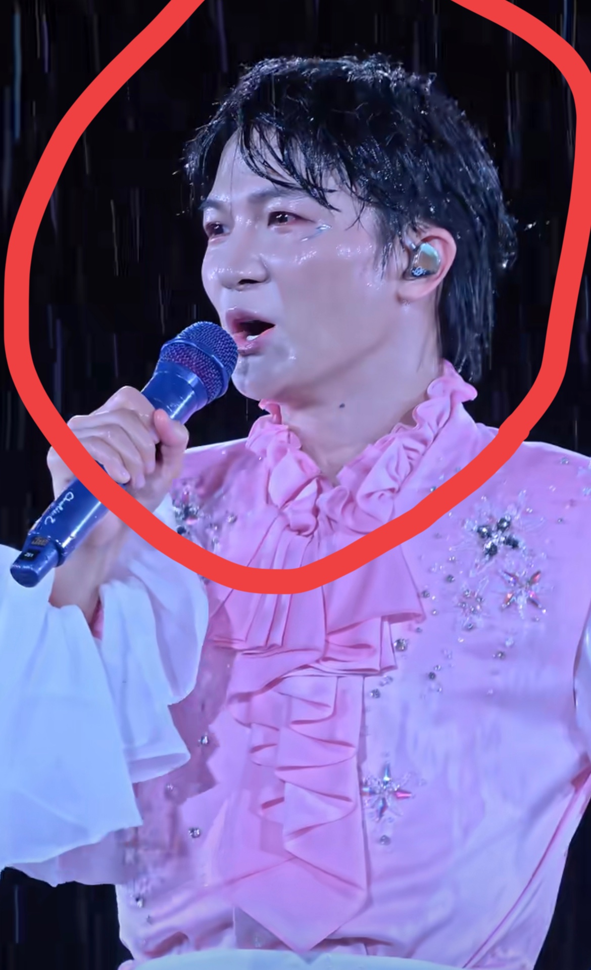 周深，会不会是第二个雨神？

最近怎么老是看到他演唱会被淋成落汤鸡了呀？而且是超大雨，给人家妆都淋花了，眼睛也淋红了，看着真的让人心疼！

其实我很好奇，这种演唱会他们不会看天气预报来确定日期吗？这种特大雨不能规避吗？

还有种可能就是要看天气预报，但是，好像场地的日期是很紧张的，有的时候，即便是知