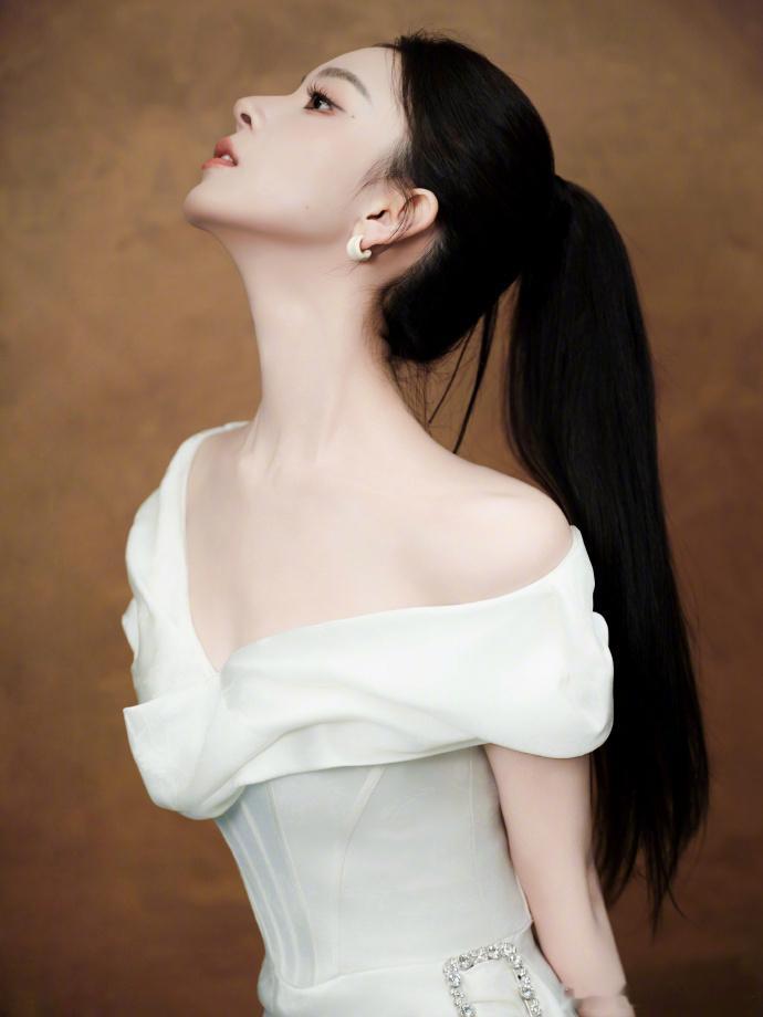 陈瑶白裙高马尾陈瑶白裙高马尾美成啥了，好美的天鹅颈，完全女神降临陈瑶好美的天鹅颈 ​​​