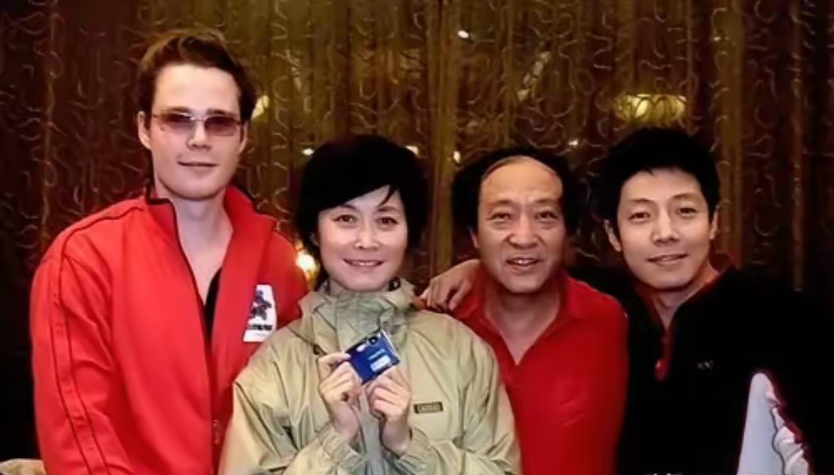 敬一丹告别仪式上，
央视主持人几乎到齐了，
偏偏没见撒贝宁，网上各种猜测都冒出来了。说真的，撒贝宁最近确实忙到脚不沾地，
新节目刚开播，外景录制连轴转。他缺席肯定有自己的原因，但我想说的是，悼念这事儿，到场是一种，放在心里默默缅怀也是一种，没必要非用“到没到场”去衡量一个人的情义。

我们太习惯用“
