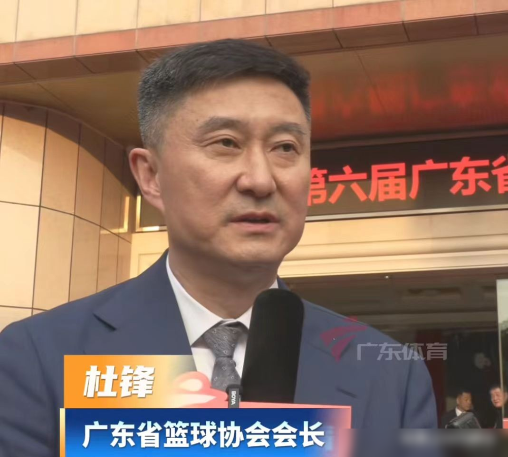 换帅的呼声又起来了，一堆人盯着杜锋，盼着他回来接手男篮。我就纳闷了，这锅怎么总让教练背？
看看杜锋现在的日子，9月都过了，人家在广东宏远当着总教练，4月刚当上省篮协主席，日子舒坦得很。当年带国家队，骂也挨了，累也受了，最后还不是被扫地出门。
现在男篮连日本二队都打不过，媒体又开始喊请杜锋出山。可