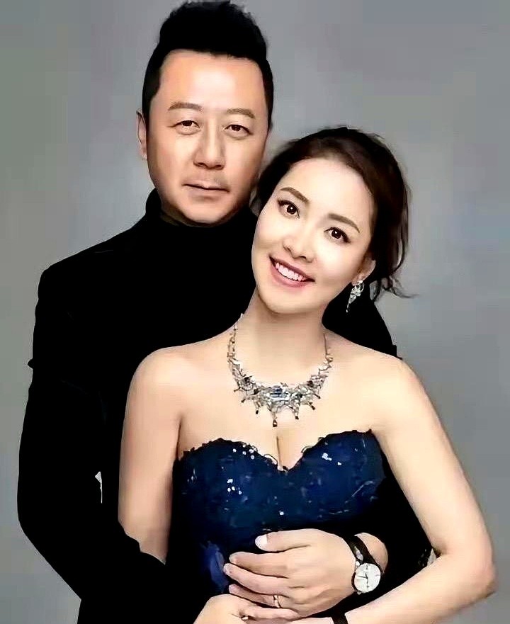 郭涛的妻子李燃，原来这么惊艳。

22岁就嫁给大17岁的他，很多人不看好。以为她只是图点什么，没想到人家自己就是个宝藏。

婚前是专业主持人，气质这块拿捏得死死的。婚后直接回归家庭，带大石头兄妹俩，再没怎么公开露过面。偶尔被拍到，那状态真不是装的，一脸的岁月静好。

这可能就是嫁给了爱情，而不是嫁给