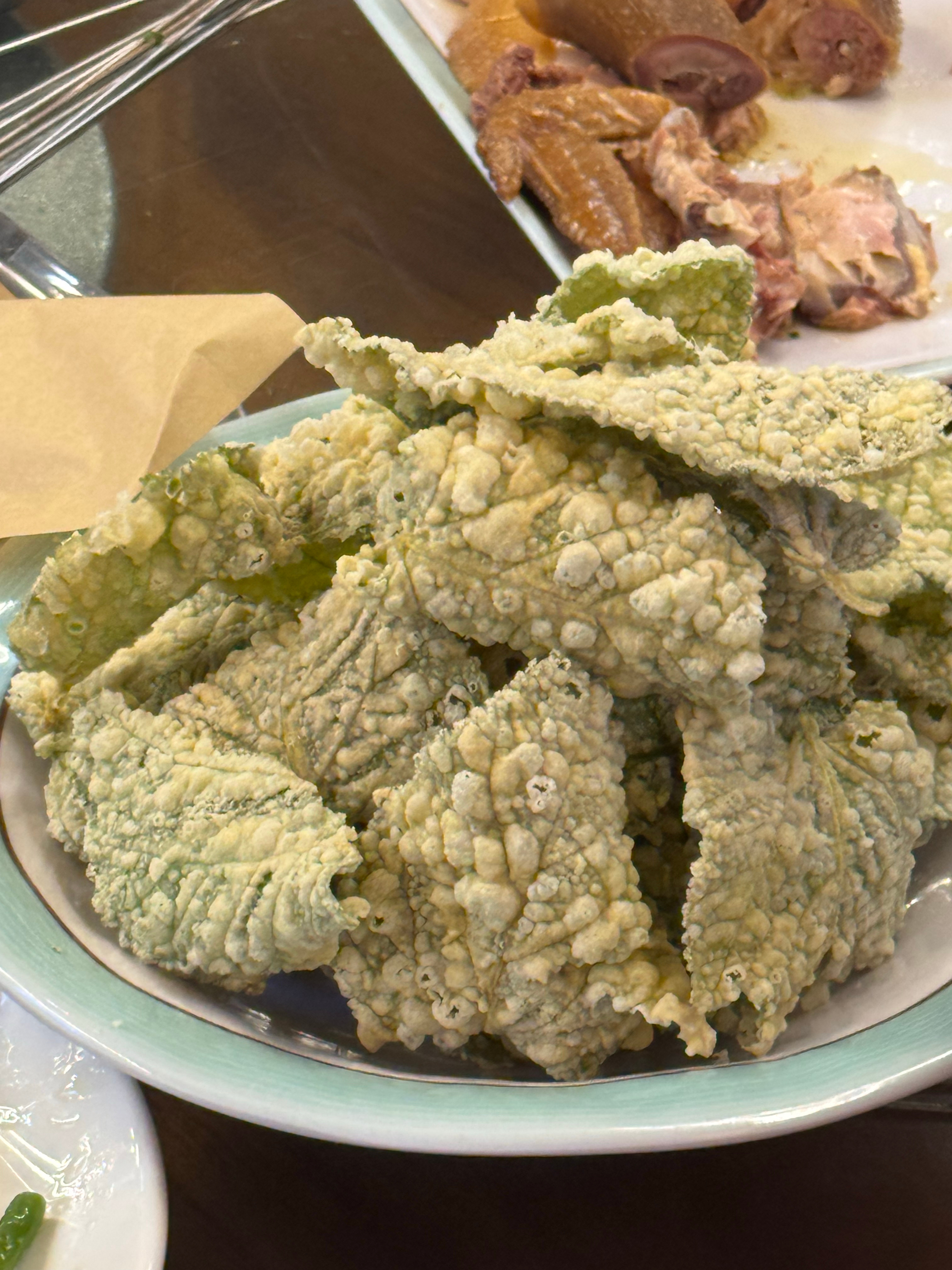 又吃到老味道了 西安人记忆里的黎明泡馍

谁还记得东大街那家黎明泡馍馆？当年风头一度压过老孙家，是老西安心里经典的味觉记忆。

前身是1932年创办的“益华楼”，1968年改名“黎明泡馍馆”。后来东大街拆迁，老店关了。

现在在曲江重新开张啦！

凉菜 烧烤都很惊艳 尤其是烧鸡真的好吃
泡馍还是以前 ​
