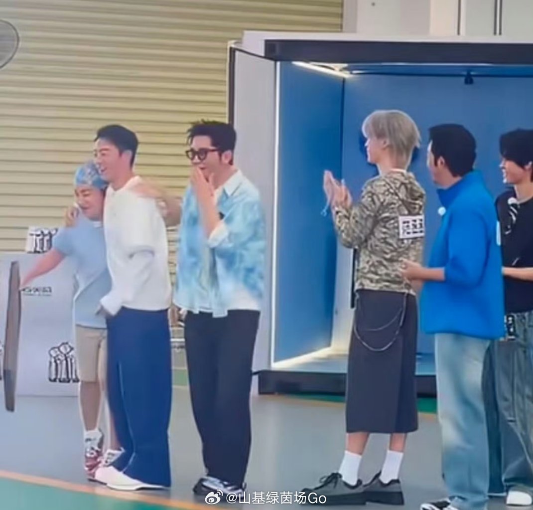 #李晨郑恺看到王祖蓝回归的反应#《奔跑吧大湾区篇》惊喜名场面！王祖蓝时隔八年回归，节目组全程保密。当祖蓝从集装箱出场，李晨惊喜快步上前拥抱，郑恺一脸意外，紧接着紧紧搂住对方，无剧本的真实反应太好哭！初代跑男老友重逢，瞬间拉回青春回忆 ​