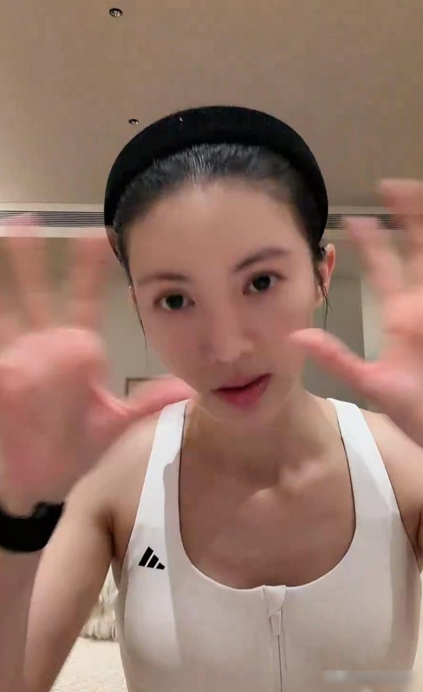 金晨直播提王楚然，张嘴就是“很美，也很撒得开”，一点没端着。
之前换人那事传得挺难听，说她被顶了。她直接回，节目我看了，人确实放得开。外界那些阴阳怪气，她说早就不在意了。
这姐是真忙，一边宣传新电影，一边自曝刚在国外交完学费，上了两天课，学校倒闭了。35年的老学校，说没就没，退款方案都没有。