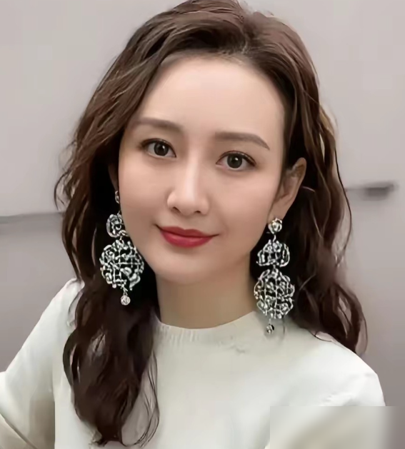 王鸥官宣独自养娃，这操作比张碧晨华晨宇那事清醒太多！
何九华今年5月在德云社节目认了两岁女儿，不管怎么问，半句没提孩子生母。德云社从头到尾没发过声。
王鸥3月刚直播说自己单身，被拍后直接官宣，承认独自养娃，全程没提孩子父亲半个字。
时间线刚好对上，王鸥2023到2024年初停工，孩子年龄完全吻