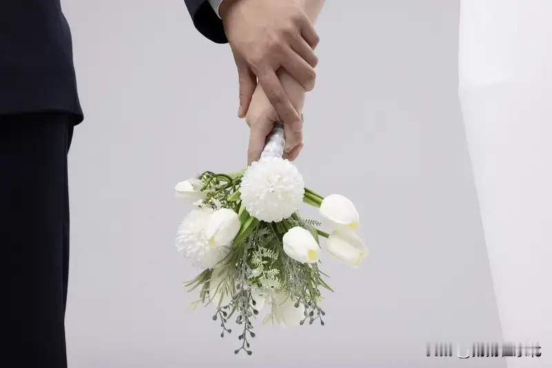 对中老年人而言，婚姻不全是单靠感情维系的，它是感情为底色，责任为骨架...