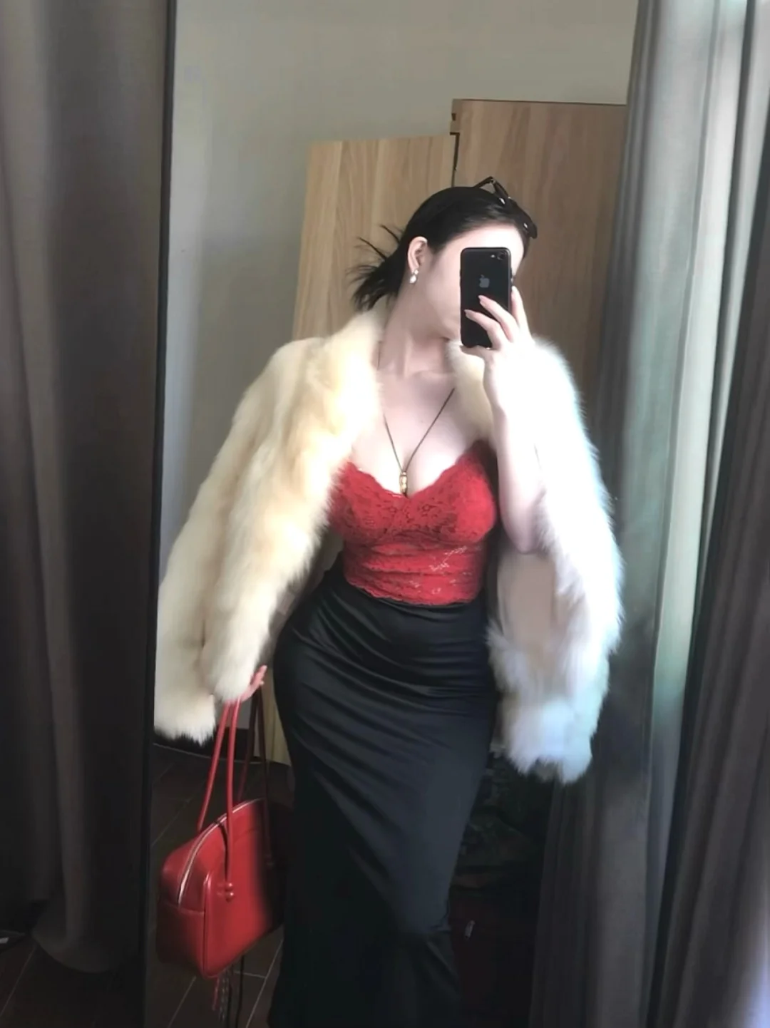 红色是毛茸茸皮草的点缀好嘛！