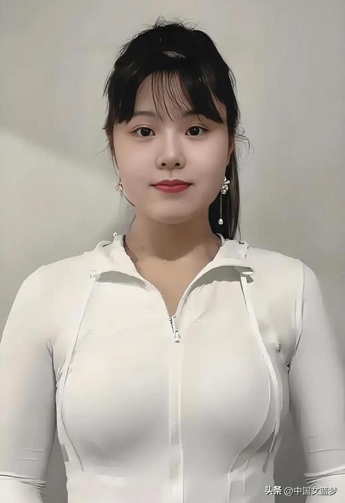 中国女篮大中锋小宝李月汝出场！李缘持球过半场，老将高颂接应手递手回传4号，12号弧线再次接球，内传内直送篮下李月汝，拿球转身强打西班牙大中锋。不料7号补防打手犯了规！就送小宝到了罚球线，小宝在篮下机动性也很强！李月汝稳稳将篮球罚进。女篮明星球员