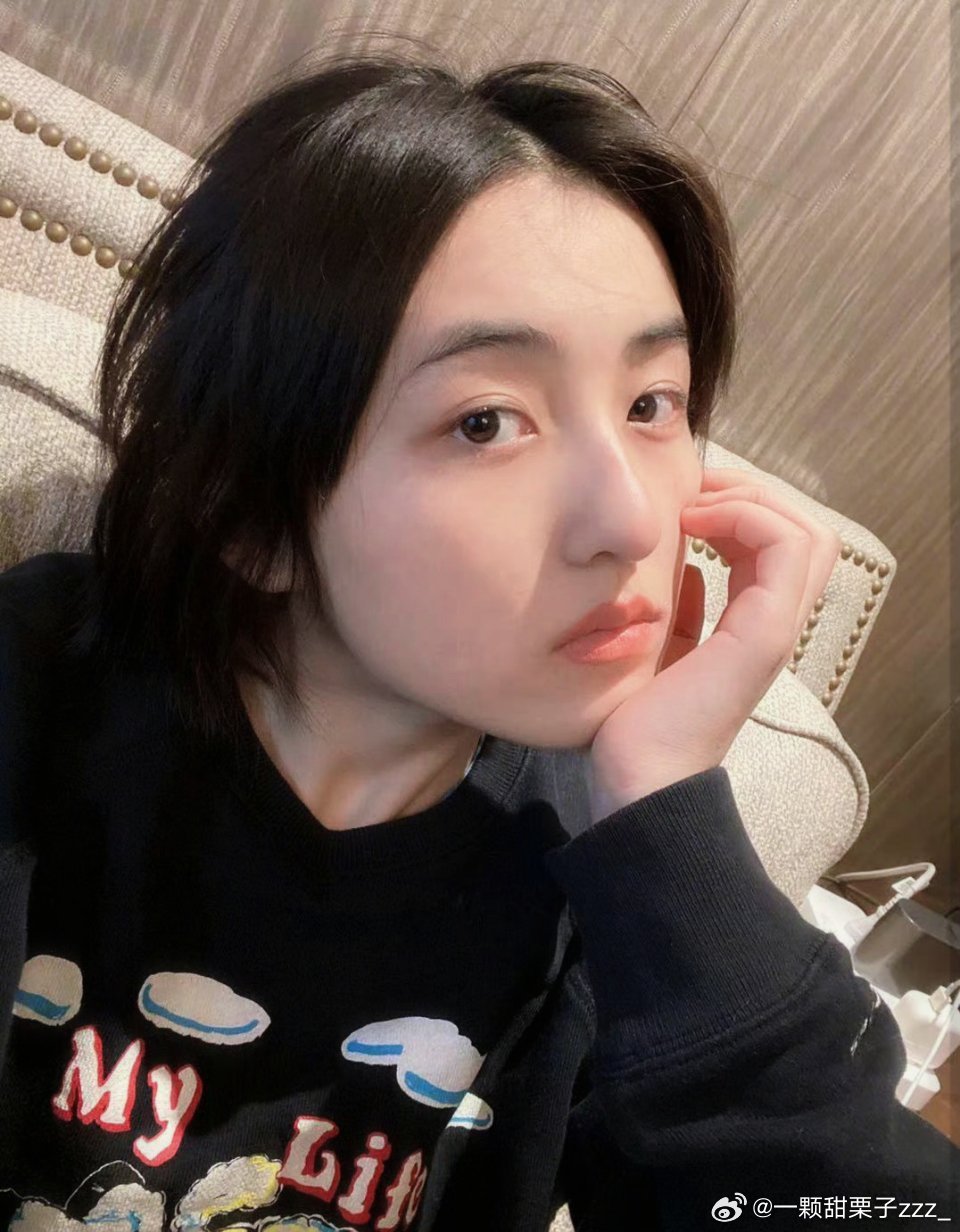 #张子枫[超话]# 她短的发 淡的妆 身上茉莉花的香 ​