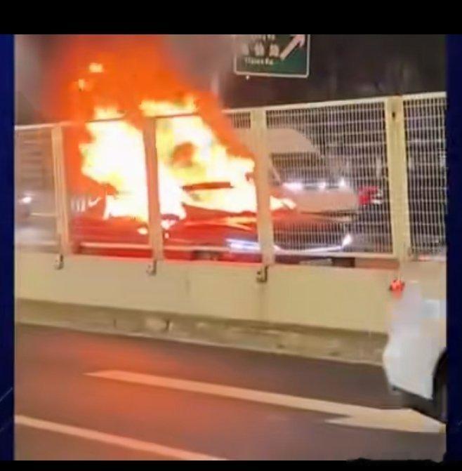 上海南北高架兰博基尼起火事件
 
📍事发地点：上海南北高架（西侧，永兴路入口旁边主线车道） 。
⏰时间：2023年1月2日傍晚17点58分，元旦假期，涉事车辆是兰博基尼Huracán（小牛）超跑，整车最后烧得只剩车架。
 
🔥为什么会烧起来？
 
官方没有对外公布确切起火根源 。
这类后置发动机超跑常见自 ​