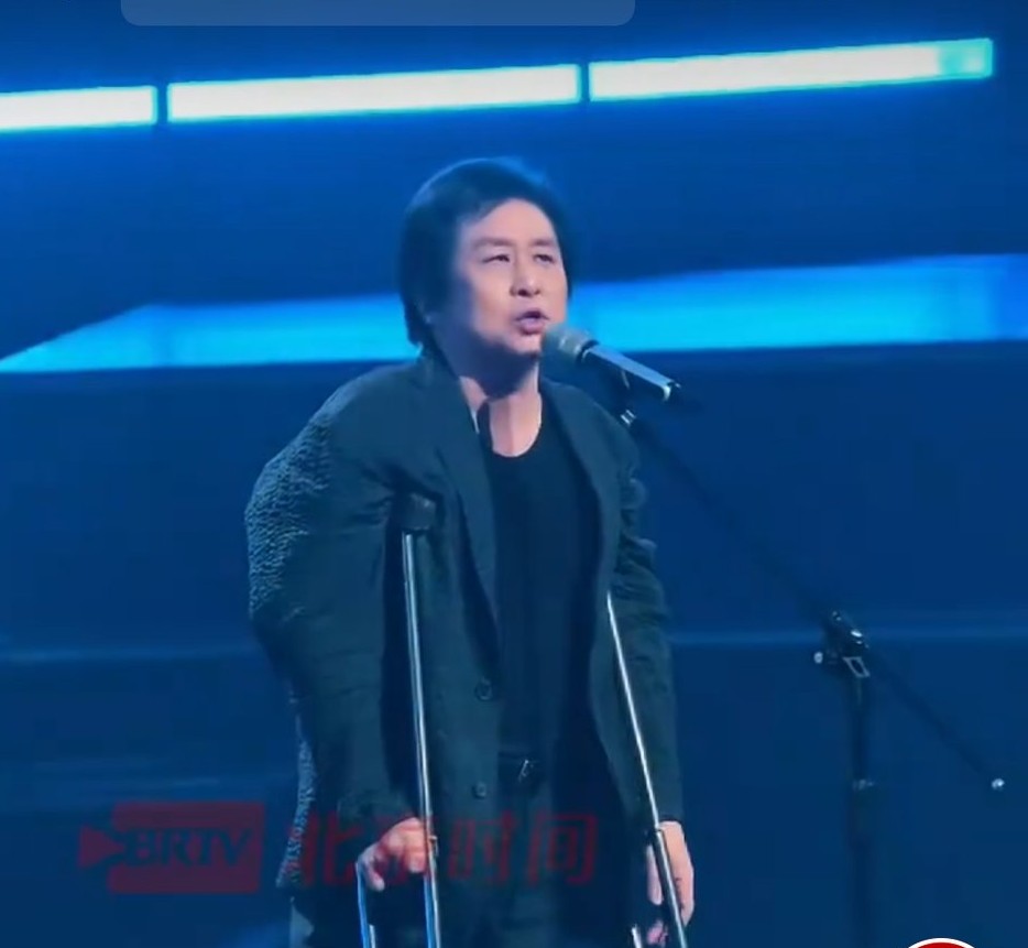 湾区升明月2026大湾区电影音乐晚会，郑智化出来唱《水手》了，全体都好激动呀，好多都是面容严肃的跟唱！