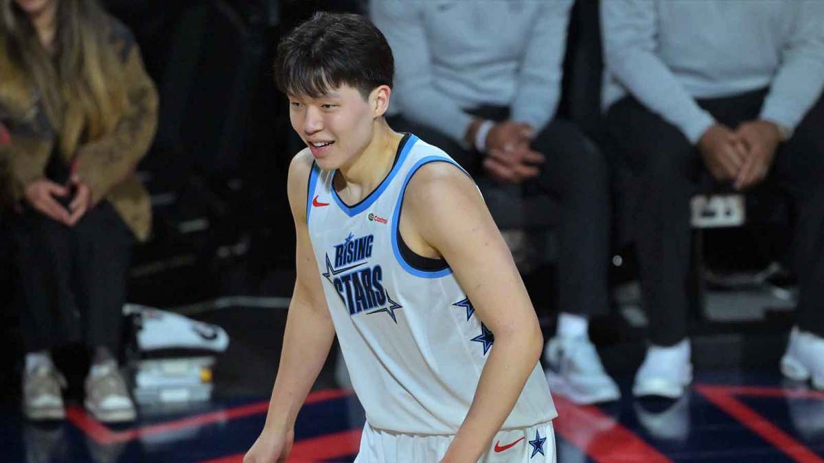 #NBA[超话]#竞争压力大！杨瀚森即便健康，新赛季出场时间依旧受限

消息称开拓者杨瀚森即便身体健康，新赛季出场时间依旧有限。2025年16号秀，上赛季场均仅7分钟，拿到2.2分1.5篮板。队内中锋位置还有克林根与其竞争。

季前赛对阵勇士，杨瀚森末节登场12分钟得到6分。他仍是待培养的潜力新星，想要获 ​