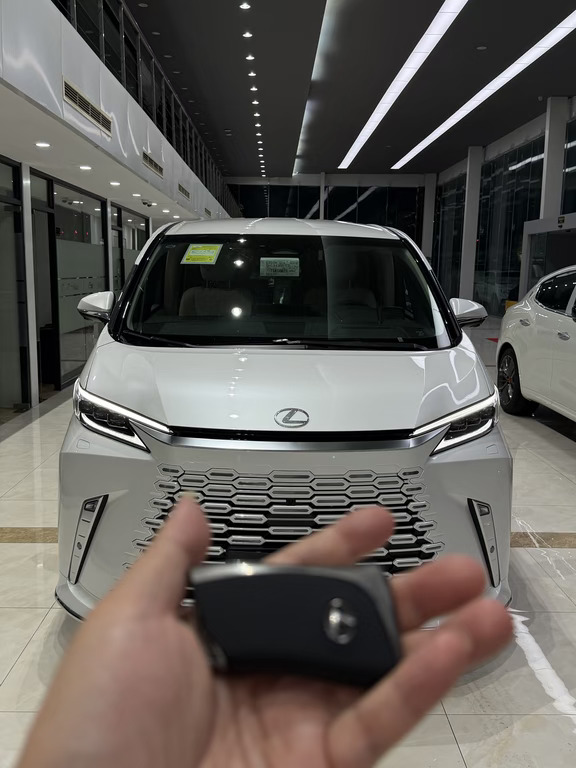 141万题26款雷克萨斯LM500！全新现车！中规