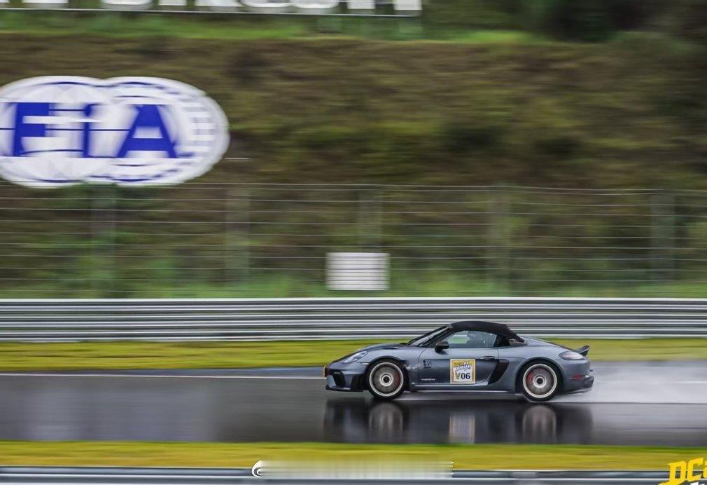 装了 SR 干碳后扩散器的718 spyder rs，

你知道属于啥级别吗？

这是个 GT3 R 赛车级扩散器，在 200km/h 的速度下可产生约 105 公斤的后轴下压力 💥

#保时捷[超话]##汽车改装[超话]##大v聊车# ​