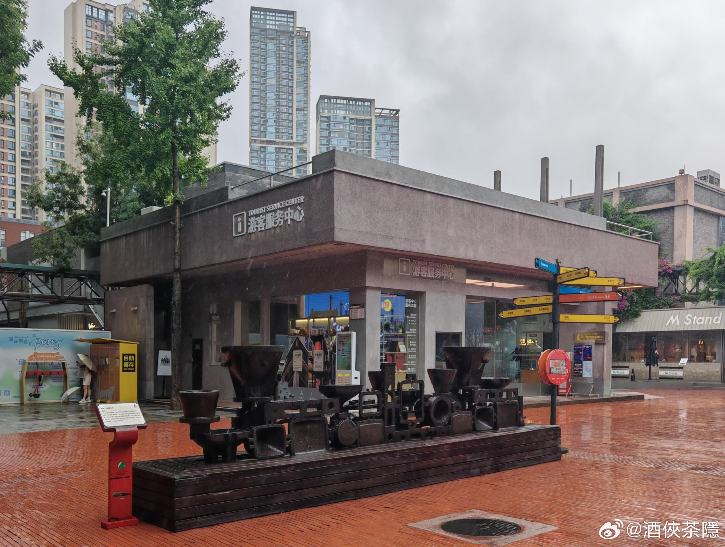 這是風驅急雨洒滿城的一天，這是主動迎接暴風雨的一天。這是我熟悉而陌生的“東郊記憶”，這是一次熟知而未謀面的聚會。這是一場关于“城市更新”的介紹和講解。這是完美的晚餐和錯過…似無為而為，是一列奔馳在無狼煙與篝火的夜行列車…

——聽：寬窄巷“陽健鷹”核心設計團隊，关于原住民、原住商的 ​