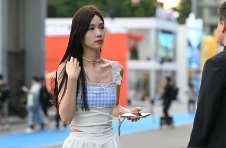 街头清新风来袭！美腿小姐👀街头偶遇一道清新风景线！这位小姐姐身穿蓝白...