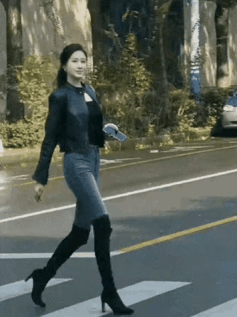 小姐姐这气质这身材当个模特绝对够用了，走路的步伐也相当好看