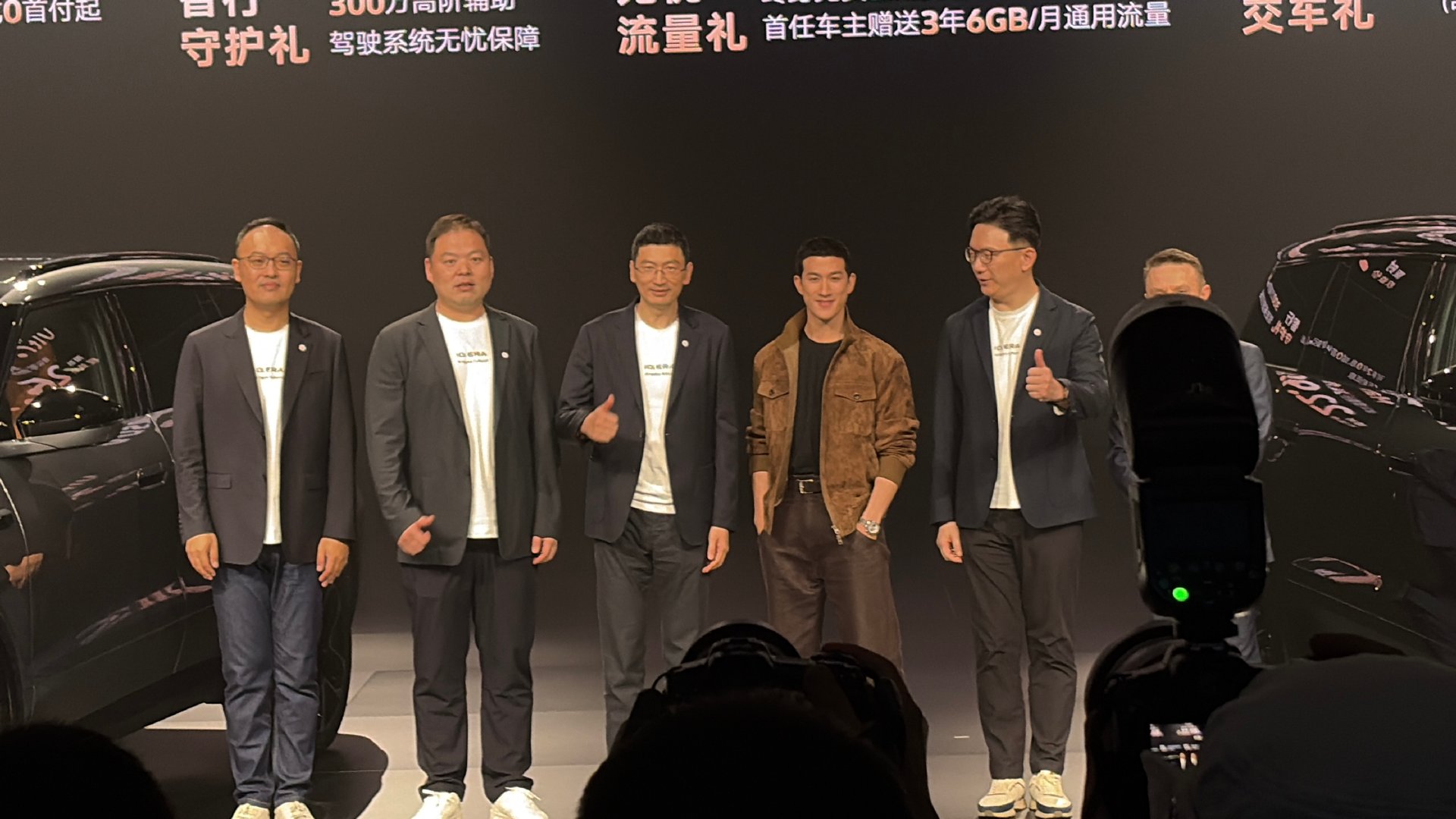 #李治廷见证全球首次电池碰撞直播# 谁能拒绝这种不带剧本的硬核直播！李治廷坐镇现场见证实车极限碰撞，腾空落地，底盘直面尖锐硬物的冲击。直播全程不中断，测试完成立刻举升车辆核验，电池完好无损伤，用真实碰撞结果说话。 ​