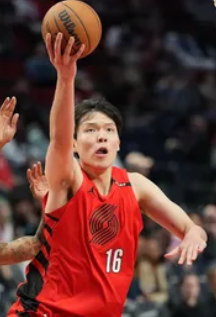 杨瀚森21分钟8中6拿下13分4篮板4助攻，开拓者轻松拿下雄狮队！
相比于克林根，杨瀚森还是有些差距的，特别是抢篮板和身体对抗这块是个大问题。杨瀚森要想得到一个轮换的位置，要么中锋有受伤，要么把自己练成小版约基奇。当然，要是常规赛有这样的发挥，有三分有助攻，能否换一个轮换阵容？杨瀚森