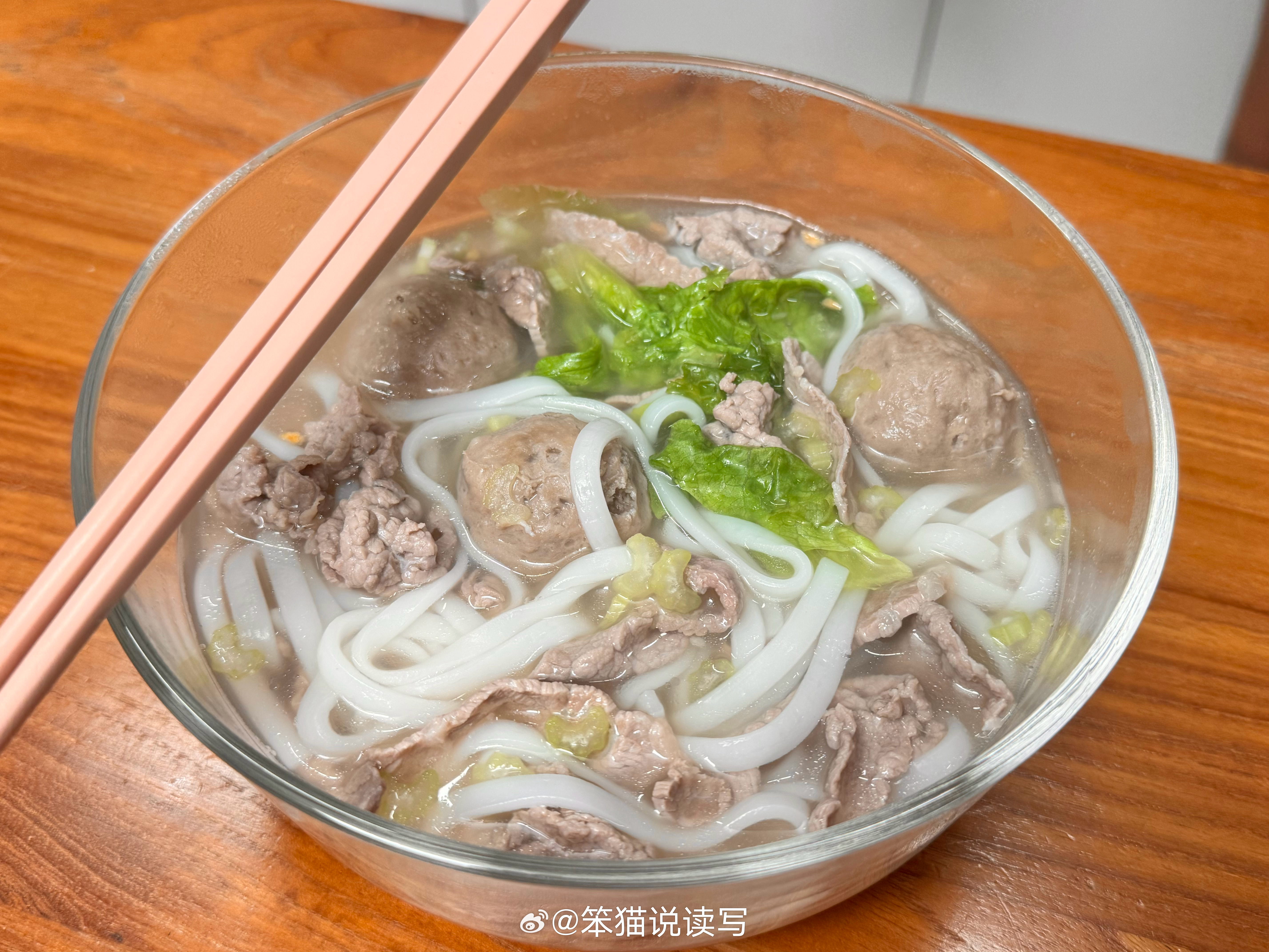 老夫老妻都忙工作，顾不上吃饭。 刚男人做了鹰嘴豆沙拉和炒鸡蛋，喊我吃...