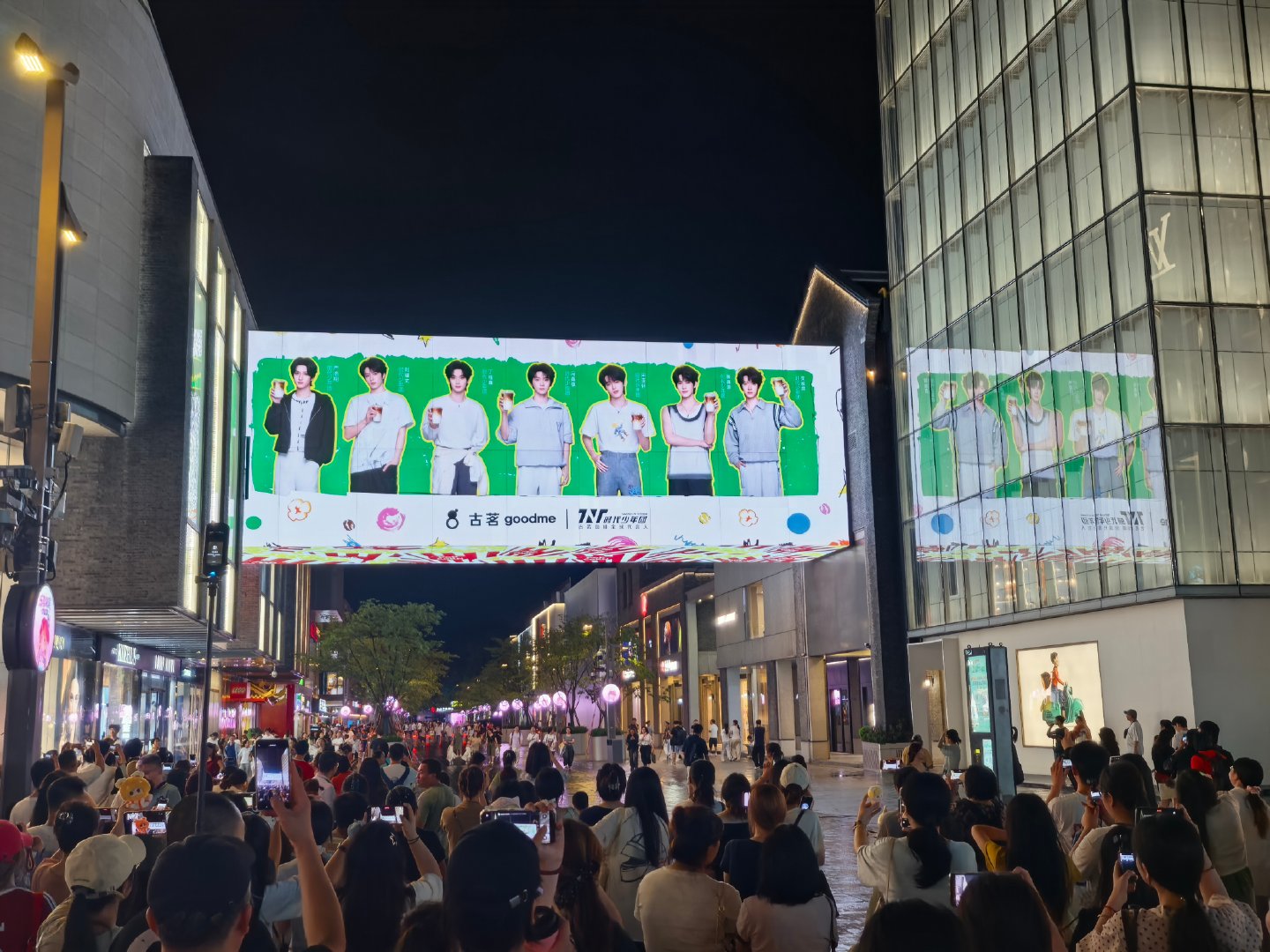 #时团点亮西子廊桥# 看我西子廊桥开盲盒开到了谁！！这么伟大的脸就该出现在大屏上！每一帧都美到失语，本人在线循环八百遍！
现场人山人海，粉丝路人直接挤满，带时团娃娃打卡的姐妹太会了，随手一拍都是氛围感神图！更绝的是粉丝团建集体人手一杯咖啡干杯，快乐直接拉满~
打车排队排到怀疑人生，门店 ​