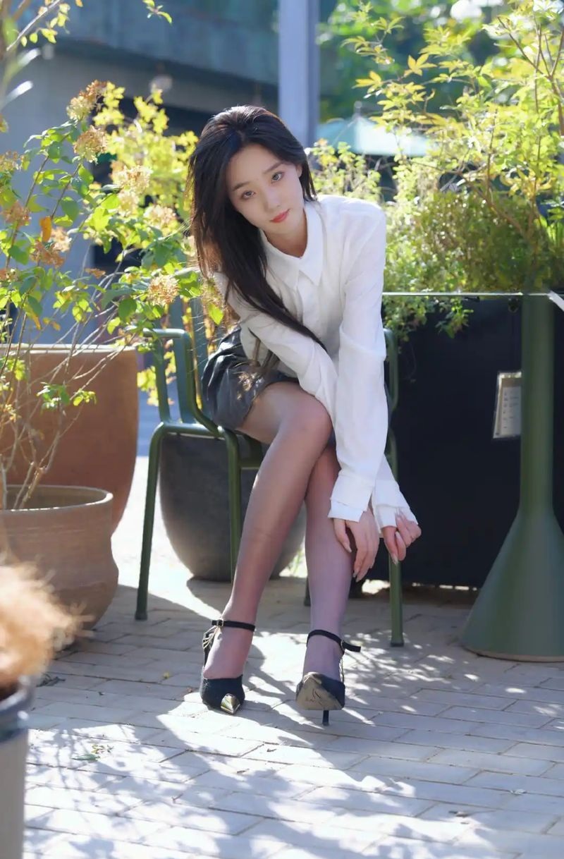 白衬衫，百褶短裙，搭配丝袜和高跟鞋，享受午后慵懒时光。