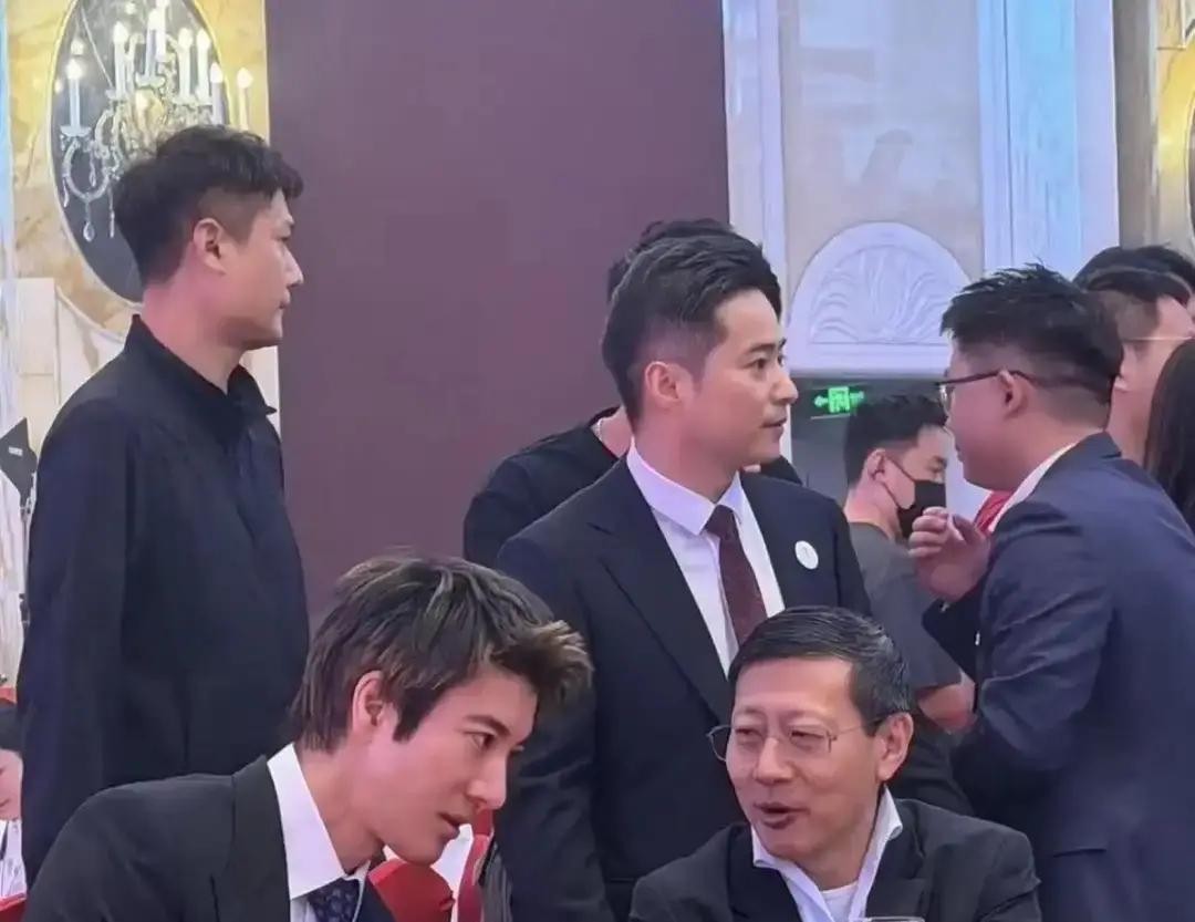 谁能想到那个曾经在几万人体育场里呼风唤雨的音乐天王，换个局坐在饭桌前，端着酒杯的手居然也会无所适从

这两天有个画面在网上传得挺火，48岁的王力宏在某高端饭局上给人敬酒

这可是当年跟周杰伦平分秋色的顶流啊，出身高知家庭，一辈子都是别人眼里的优质偶像，结果这回在桌上一站，背脊微躬，满脸赔笑，完全是个