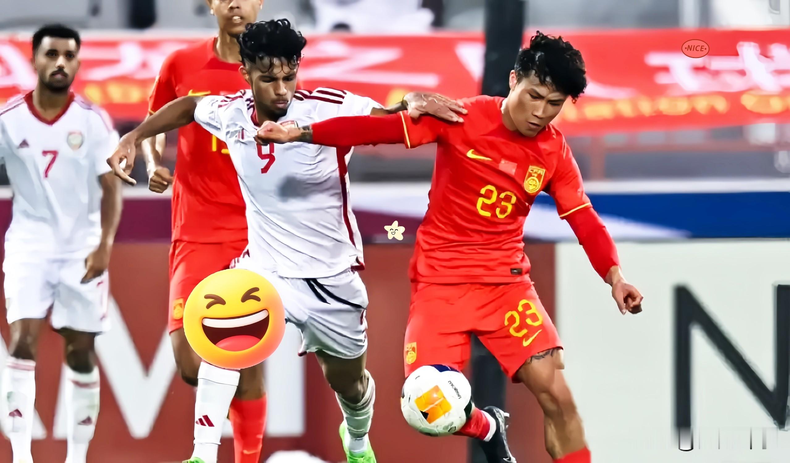 U23国足明日战阿联酋：不败就头名出线，锋线这次别脚软！
亚运U23男足小组赛收官战，明天在丰田体育场打响：

中国U23 对 阿联酋U23。

前三场不败攒下底气，这场打平即头名出线，赢球更稳。

转播画面里，阿联酋这边动作偏硬、情绪有点上头，有回合还朝倒地球员做不友好手势，体育精神确实欠点火候。