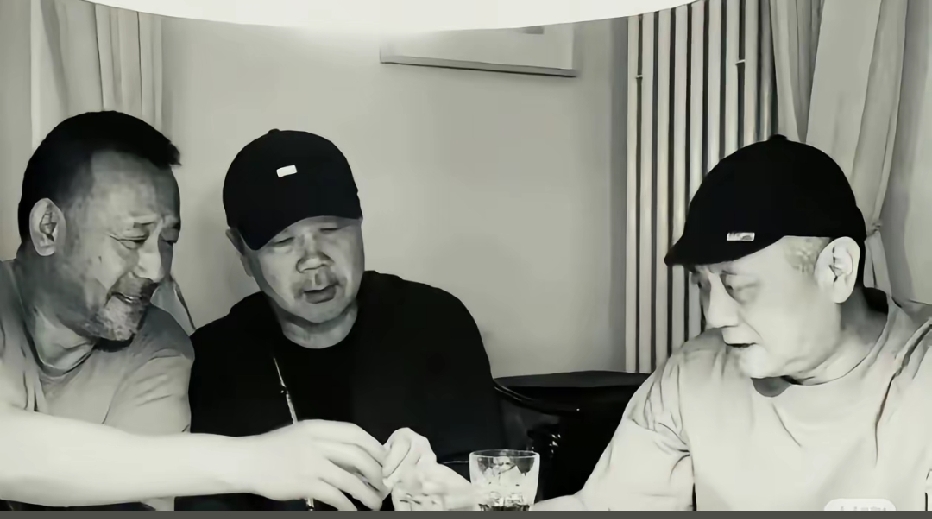 早年，姜文、崔健、王朔三人在一起聚餐时的一幕，三人正在碰杯。