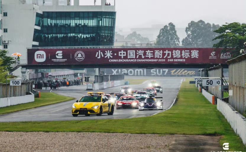 小米这波赛道实测，成绩确实硬核：

🏁 YU7 GT：纽北7分34秒931，刷新SUV纪录
🤖 小爱同学自动驾驶：完成纽北+浙赛圈速挑战
⚡ SU7 Ultra：天马遇到轮胎和电控考验，但调校持续优化

关键不是&34;跑多快&34;，是&34;为什么跑&34;：

赛道是极限测试场，高温、高G