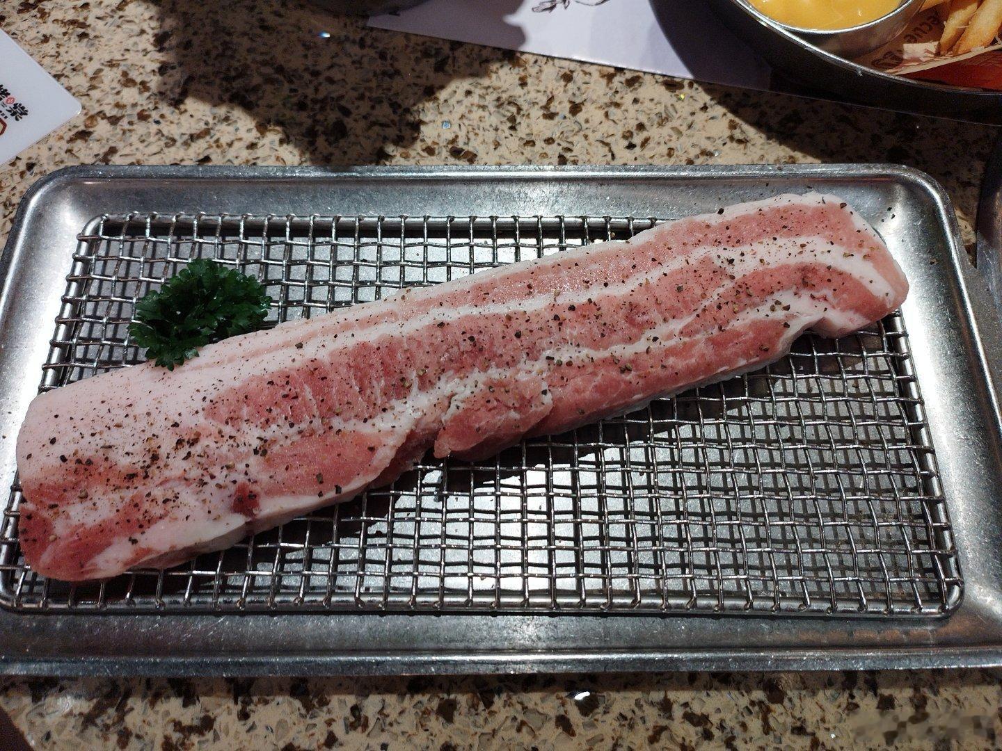 晚饭吃的朝鲜烤肉，还有菠萝，口蘑，芝士薯条，两份猪肉，一份牛肉，品质都不错，盛惠130元（大同美食物价太宜人了吧）#今天吃什么#  ​