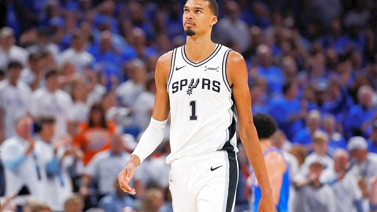 #NBA[超话]#马刺赛季前瞻：文班亚马手握“外挂”，三大短板阻碍夺冠

2026-27赛季马刺依旧是西部争冠大热门。上赛季62胜杀入总决赛，休赛期基本保留全部主力，只引入托拜厄斯·哈里斯，阵容延续性联盟第一。球队最大优势是文班亚马统治级攻防表现，搭配卡斯尔、福克斯、哈珀三名风格各异的持球后卫，轮 ​