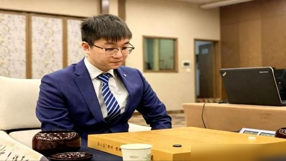 三星杯把外卡递到柯洁手上，他敢不敢再拒一次？
过去15个月，最强棋士战、北海新绎杯、烂柯杯、梦百合杯，外卡全退。官方回话经常就四个字：时间不行。外界都说他嫌施舍，他本人没认。
可三星杯不一样。柯洁在那儿拿过四冠王。今年赛制一改，没种子资格，只能等外卡。
主办方看中的就是他的流量，赞助商直播开喷
