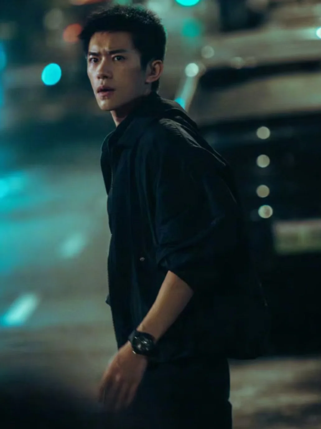 雨夜咖啡馆里，我撞见了卸下星光的易烊千玺