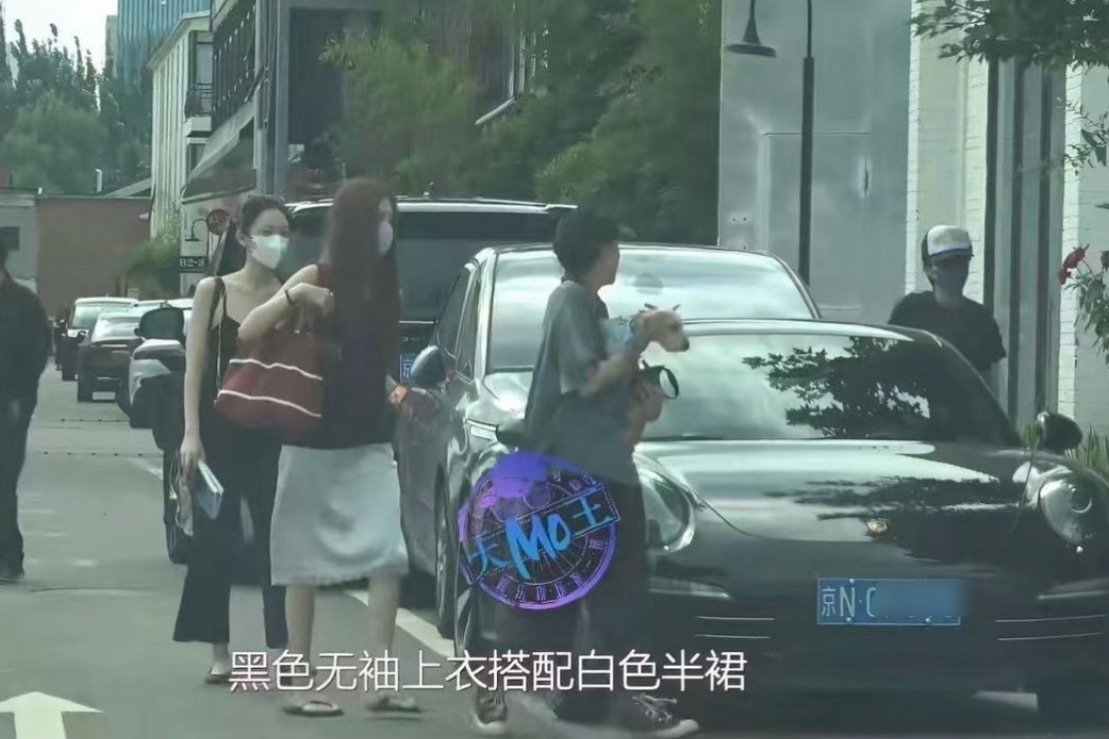 李嫣、窦靖童、宋妍霏同框逛街，大家穿着十分随性，能看出来关系十分融洽。 ​