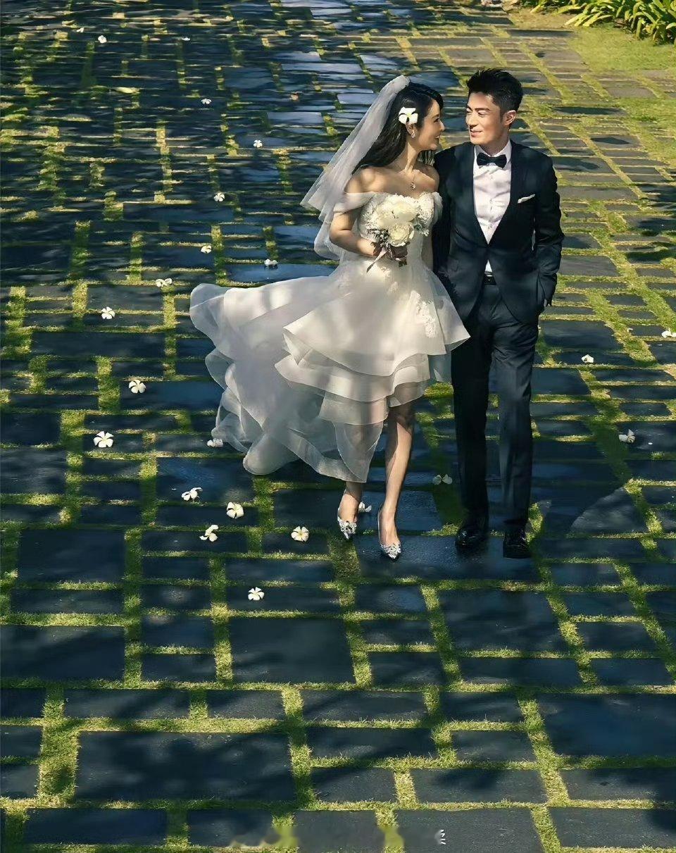 林心如霍建华的婚纱照当年太经典了，既随性又优雅，放在如今看仍然是其他明星难以超越的！ ​​​