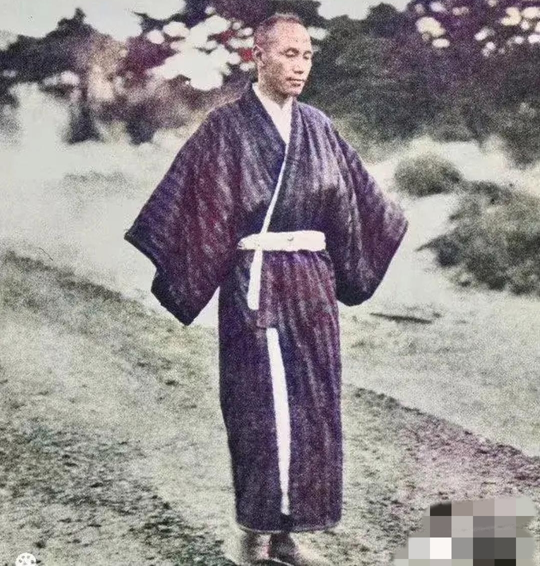 青年时期的蒋志清，在日本东京振武学堂留学期间，穿着和服在日本郊外的一张留影，当年他赴日学习军事。